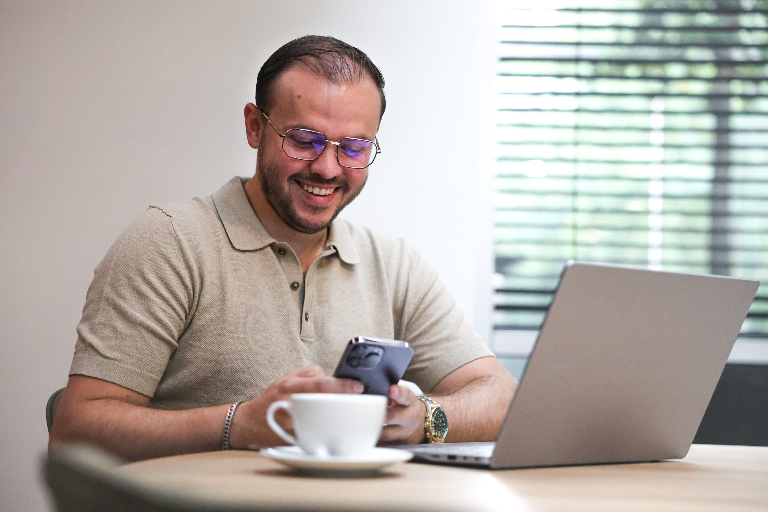 Eigenaar met laptop en smartphone.